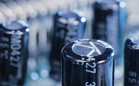 哪些材料會影響超級電容器的性能？