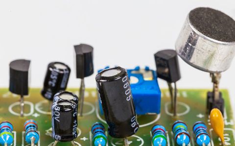 無功補(bǔ)償電容器漏油，可以繼續(xù)使用嗎？